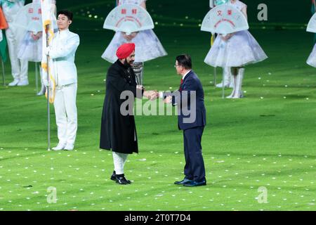 (L-R) Raja Randhir Singh, Hideaki Omura (JPN), 8. OKTOBER 2023: Abschlusszeremonie im Hangzhou Olympic Sports Centre Stadium während der China Hangzhou Asian Games 2022 in Hangzhou, China. Quelle: AFLO SPORT/Alamy Live News Stockfoto