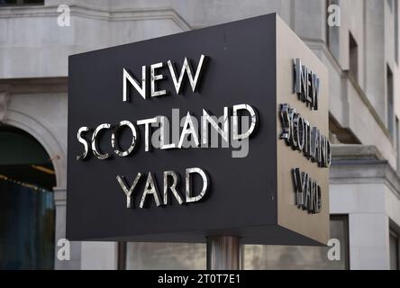 Aktenfoto vom 02/17 des New Scotland Yard Schildes vor dem Hauptquartier der Metropolitan Police in London. Die Truppe sagte, 426 Menschen seien seit Beginn der Untersuchung im März 2020 für insgesamt 3.722 Jahre hinter Gittern festgehalten worden. Ausgabedatum: Montag, 9. Oktober 2023. Stockfoto