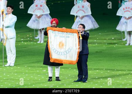 (L-R) Raja Randhir Singh, Hideaki Omura (JPN), 8. OKTOBER 2023: Abschlusszeremonie im Hangzhou Olympic Sports Centre Stadium während der China Hangzhou Asian Games 2022 in Hangzhou, China. Quelle: AFLO SPORT/Alamy Live News Stockfoto