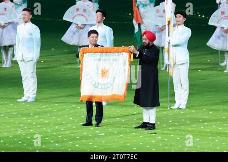 (L-R) Yao Gaoyuan, Raja Randhir Singh, 8. OKTOBER 2023: Abschlusszeremonie im Hangzhou Olympic Sports Centre Stadium während der China Hangzhou Asian Games 2022 in Hangzhou, China. Quelle: AFLO SPORT/Alamy Live News Stockfoto