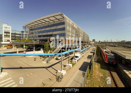 München, Deutschland, Europa - 16. September 2023. Außerhalb des geschäftigen ZOB Central Bus Station mit Zug- und Bahngleisen, dem S-Bahnhof. Stockfoto