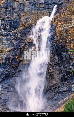 Hoher Wasserfall auf einem Berg Stockfoto