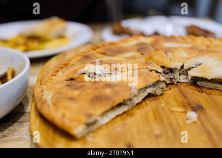 Goshnan, oder Gosh-Naan, ein traditioneller uigurischer Kuchen gefüllt mit gewürztem Hackfleisch (Rindfleisch und Lamm) und Zwiebeln im Apandim Uyghur Restaurant in Sydney Stockfoto