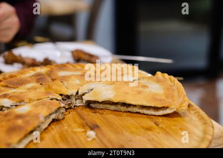 Goshnan, oder Gosh-Naan, ein traditioneller uigurischer Kuchen gefüllt mit gewürztem Hackfleisch (Rindfleisch und Lamm) und Zwiebeln im Apandim Uyghur Restaurant in Sydney Stockfoto