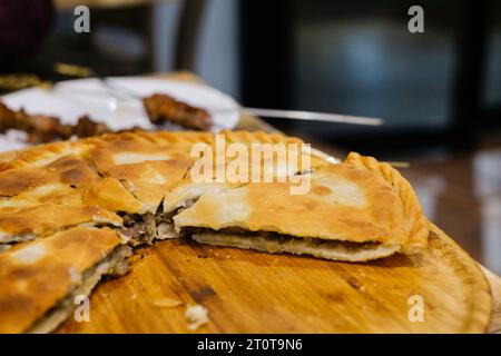 Goshnan, oder Gosh-Naan, ein traditioneller uigurischer Kuchen gefüllt mit gewürztem Hackfleisch (Rindfleisch und Lamm) und Zwiebeln im Apandim Uyghur Restaurant in Sydney Stockfoto