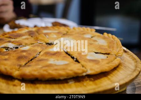 Goshnan, oder Gosh-Naan, ein traditioneller uigurischer Kuchen gefüllt mit gewürztem Hackfleisch (Rindfleisch und Lamm) und Zwiebeln im Apandim Uyghur Restaurant in Sydney Stockfoto