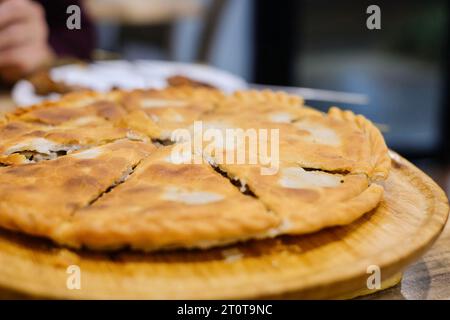 Goshnan, oder Gosh-Naan, ein traditioneller uigurischer Kuchen gefüllt mit gewürztem Hackfleisch (Rindfleisch und Lamm) und Zwiebeln im Apandim Uyghur Restaurant in Sydney Stockfoto