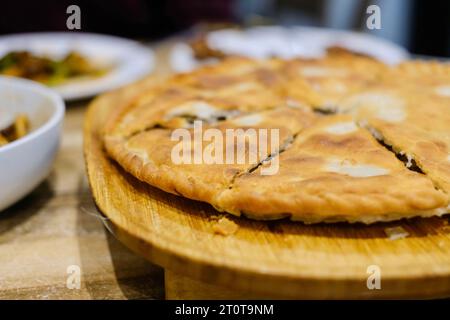 Goshnan, oder Gosh-Naan, ein traditioneller uigurischer Kuchen gefüllt mit gewürztem Hackfleisch (Rindfleisch und Lamm) und Zwiebeln im Apandim Uyghur Restaurant in Sydney Stockfoto