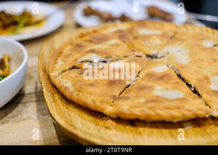 Goshnan, oder Gosh-Naan, ein traditioneller uigurischer Kuchen gefüllt mit gewürztem Hackfleisch (Rindfleisch und Lamm) und Zwiebeln im Apandim Uyghur Restaurant in Sydney Stockfoto