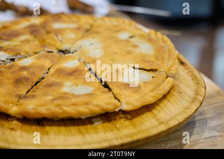 Goshnan, oder Gosh-Naan, ein traditioneller uigurischer Kuchen gefüllt mit gewürztem Hackfleisch (Rindfleisch und Lamm) und Zwiebeln im Apandim Uyghur Restaurant in Sydney Stockfoto