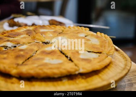 Goshnan, oder Gosh-Naan, ein traditioneller uigurischer Kuchen gefüllt mit gewürztem Hackfleisch (Rindfleisch und Lamm) und Zwiebeln im Apandim Uyghur Restaurant in Sydney Stockfoto