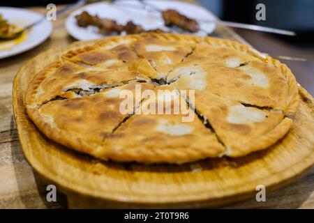 Goshnan, oder Gosh-Naan, ein traditioneller uigurischer Kuchen gefüllt mit gewürztem Hackfleisch (Rindfleisch und Lamm) und Zwiebeln im Apandim Uyghur Restaurant in Sydney Stockfoto