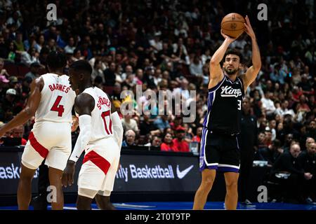 Vancouver, Kanada. Oktober 2023. Vancouver, British Columbia, Kanada, 8. Oktober 2023: Chris Duarte (3 Sacramento Kings) schießt den Ball während des Vorsaisonspiels der National Basketball Association zwischen Toronto Raptors und Sacramento Kings in der Rogers Arena in Vancouver, British Columbia, Kanada (NUR REDAKTIONELLE VERWENDUNG). (Amy Elle/SPP) Credit: SPP Sport Press Photo. /Alamy Live News Stockfoto