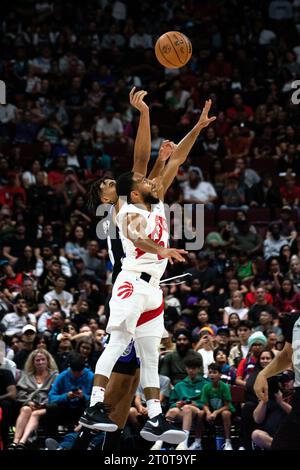 Vancouver, Kanada. Oktober 2023. Vancouver, British Columbia, Kanada, 8. Oktober 2023: Jalen Slawson (18 Sacramento Kings) und Markquis Nowell (24 Toronto Raptors) greifen während des Vorsaisonspiels der National Basketball Association zwischen Toronto Raptors und Sacramento Kings in der Rogers Arena in Vancouver, British Columbia, Kanada (NUR REDAKTIONELLE VERWENDUNG) zu einem Sprungball. (Amy Elle/SPP) Credit: SPP Sport Press Photo. /Alamy Live News Stockfoto