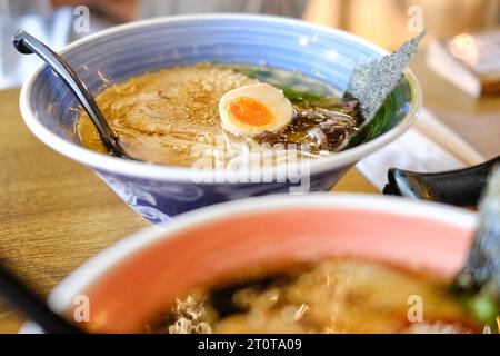 Eine Schüssel Tonkotsu-Ramen mit Brühe auf Shoyu-Basis, Chashu-Scheiben, Bambussprossen, weichgekochten Ei und Warabi im Mikazuki, einem japanischen Restaurant in Sydney Stockfoto