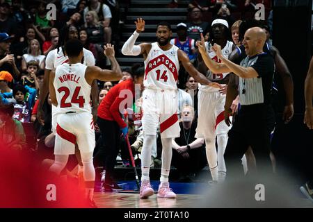 Vancouver, Kanada. Oktober 2023. Vancouver, British Columbia, Kanada, 8. Oktober 2023: Garrett Temple (14 Toronto Raptors) High Fives Markquis Nowell (24 Toronto Raptors) während des Vorsaisonspiels der National Basketball Association zwischen Toronto Raptors und Sacramento Kings in der Rogers Arena in Vancouver, British Columbia, Kanada (NUR REDAKTIONELLE VERWENDUNG). (Amy Elle/SPP) Credit: SPP Sport Press Photo. /Alamy Live News Stockfoto