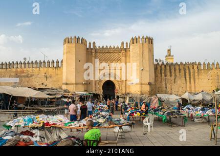 Bab el Mahrouk, eines der alten historischen Stadttore der Altstadt von Fez el Bali, in der Stadt Fez, Marokko, Nordafrika. Stockfoto