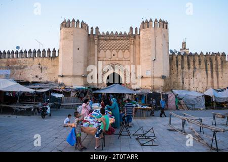 Bab el Mahrouk, eines der alten historischen Stadttore der Altstadt von Fez el Bali, in der Stadt Fez, Marokko, Nordafrika. Stockfoto