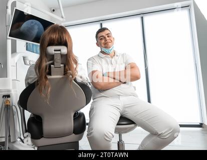 Der Patient erhält einen Termin in einem modernen medizinischen Zentrum für Zahnausrichtung und Zahnaufhellung mit einem erfahrenen Zahnarzt. Ein Zahnarzt in der Klinik Stockfoto