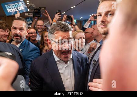 Wiesbaden GER, Landtagswahl Hessen, Wahlabend im Landtag, 08.10.2023 Boris Rhein CDU freut sich, GER, Landtagswahl Hessen, Wahlabend im Hessichen Landtag, 08.10.2023 *** Wiesbaden GER, Landtagswahl Hessen, Wahlabend im landtag, 08 10 2023 Boris Rhein CDU freut sich, GER, Landtagswahl Hessen, Wahlabend im hessischen landtag, 08 10 2023 Copyright: xEibner-Pressefoto/FlorianxWieganx EP FWD Credit: Imago/Alamy Live News Stockfoto