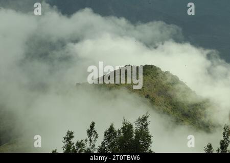 Nebelbedeckter Hügel im Reservat von Kodanad aus gesehen Stockfoto