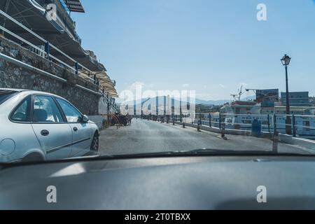 Fahren Sie in der Stadt Agios Nikolaos, umgeben von hohen Klippen und mit dem Meer durch einen schmalen Kanal verbunden. Hochwertige Fotos Stockfoto