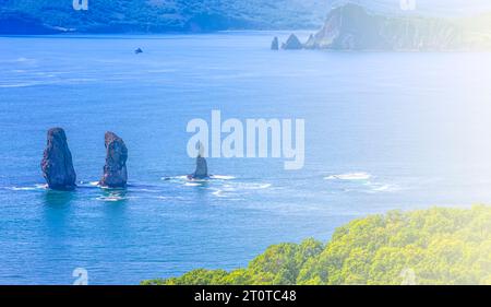 Die Three Brothers Rocks in der Avacha Bay im Pazifischen Ozean, Russischer Fernost, Kamtschatka Halbinsel Stockfoto