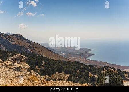 Herrlicher Blick auf die Südküste der Insel Kreta von den Bergen aus, wunderschöne Natur mit Meerblick. Hochwertige Fotos Stockfoto