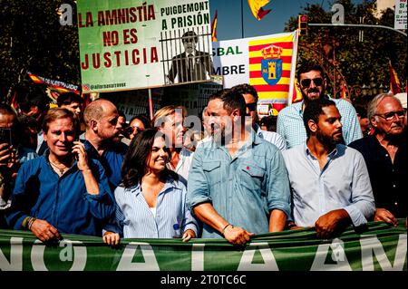 Barcelona, Spanien. 8. Oktober 2023, Barcelona, Spanien: Der rechtsextreme Parteichef der VOX Santiago Abascal (C) demonstriert in Barcelona gegen die Pläne der spanischen provisorischen Regierung, mit katalanischen Streitkräften ein mögliches Amnestiegesetz zu vereinbaren, das den ehemaligen katalanischen Präsidenten Carles Puigdemont einschließen würde. Quelle: Jordi Boixareu/Alamy Live News Stockfoto