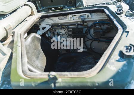 Das Innere eines Tanks. Die Tankkabine des Fahrers ist für Zivilisten während einer Militärparade unter freiem Himmel geöffnet. . Hochwertige Fotos Stockfoto