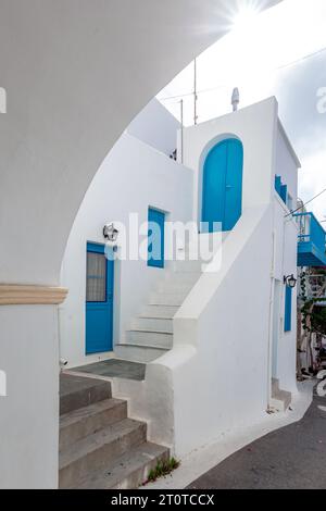 Traditionelle weiß getünchte Gasse mit Bogen und hellblauen Türen und Fenstern in Chora, der Hauptstadt der Insel Kythera, in Griechenland, Europa. Stockfoto