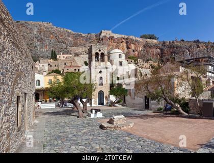 Monemvasia, der Hauptplatz (auch bekannt als Kanoni) der mittelalterlichen befestigten Siedlung, eine sehr malerische Stadt in der Region Laconia, Griechenland. Stockfoto