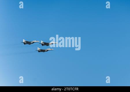 Drei militärische F16-Kampfjets fliegen während der Militärparade durch die Luft. Flugzeuge In Formation. Hochwertige Fotos Stockfoto