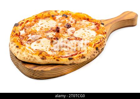 Italienische Pizza mit Garnelen und Mozzarella auf weißem Hintergrund Stockfoto