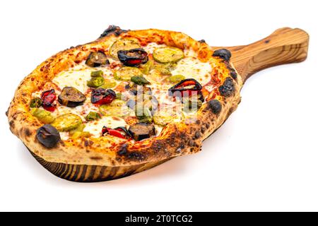 Vegetarische Pizza mit Auberginen, Zucchini und Pilzen auf weißem Hintergrund Stockfoto