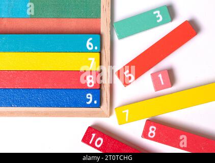 Hölzerne Zählstäbe zur Berechnung der Mathematik anhand von Farbe und Form in frühen Schulbüchern, Freunde von zehn Stockfoto