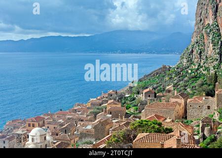 Monemvasia Stadt, Panoramablick von der Spitze des Felshügels, wo diese mittelalterliche Stadt gebaut wird, in Lakonien Region, Peloponnes, Griechenland, Europa. Stockfoto