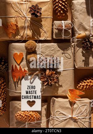 Keine verschwenderische Weihnachts-Knolling-Wohnung mit harten Schatten. Handgefertigtes Öko-Geschenk, natürliche Silvester-Jute-Dekoration, Draufsicht. Kraftpapier verpackt mit Stockfoto