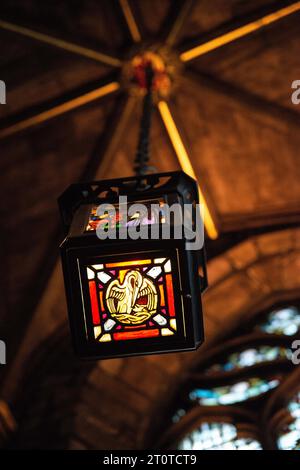 Edinburgh, Großbritannien - 15. April 2023 - Detail einer Lampe aus Buntglas aus St. Giles' Cathedral Stockfoto