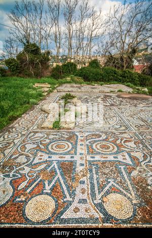 Erstaunliche bunte Mosaike in der Basilika Almyrida aus der frühen byzantinischen Zeit (6. Jahrhundert v. Chr.) in Apokoronas, Kreta, Griechenland. Stockfoto