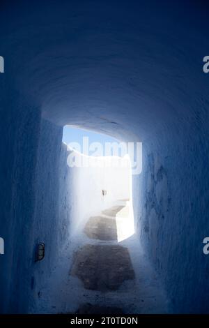 Typische schmale Gasse im malerischen, traditionellen Dorf Pyrgos Kallistis auf der Insel Santorin, Griechenland. Stockfoto