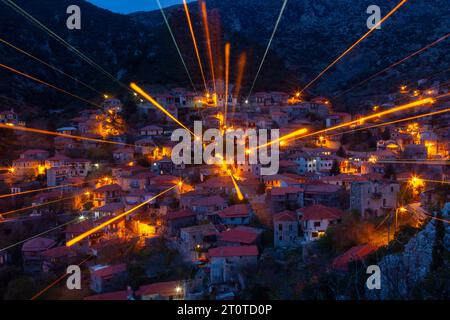 Abendblick auf Stemnitsa mit kreativem Lichteffekt wie Feuerwerk. Stemnitsa ist ein wunderschönes traditionelles Dorf in der bergigen Region Gortynia. Stockfoto