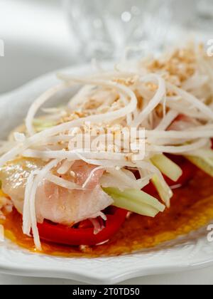 Raffiniertes Fisch-Ceviche im modernen Restaurant. Ceviche oder Cebiche ist ein Fischgericht der peruanischen Küche Stockfoto