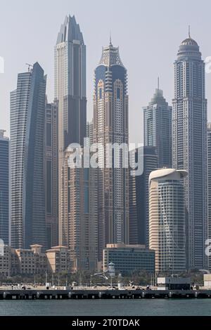 Blick auf die Skyline von Dubai Marina vom Meer aus mit dem Strand davor und verschiedenen Wolkenkratzern im Hintergrund. Stockfoto
