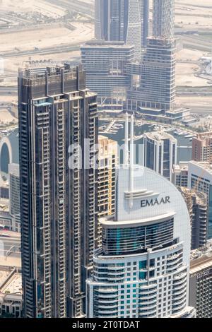 Blick aus der Vogelperspektive auf die Innenstadt von Dubai mit kleiner Hafenbucht und Wolkenkratzern vom höchsten Gebäude der Welt, Burj Khalif Stockfoto