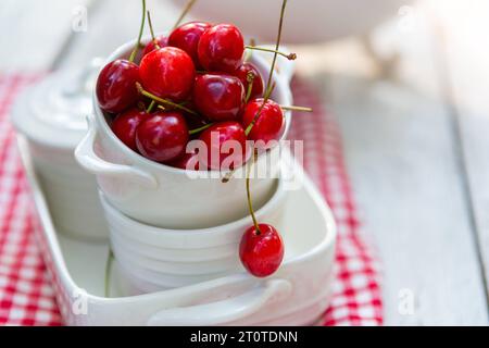 29. Juni 2023: Frisch aus dem Garten geerntete Kirschen in einer Schüssel *** Kirschen frisch gepflückt aus dem Garte in einer Schale Credit: Imago/Alamy Live News Stockfoto