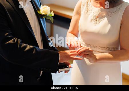 Symbolfoto: Bund der Ehe die Braut steckt Ihr Braeutigam den Ehering an Ringtausch Eheleute Trauung Ehe Hochzeit Braut Braeutigam Standesamt Liebe Heiratszeremonie Winningen Rheinland-Pfalz Deutschland *** Symbol Foto Ehe Ehe Ehe Ehe Ehe Ehe Ehe Ehe Ehe Ehe Ehe Braut Bräutigam Standesamt Liebe Heiratszeremonie Winningen Rheinland-Pfalz Deutschland *** Symbol Foto Ehe Ehe Ehe Ehe Ehe Ehe Ehe Ehe Ehe Ring Ring an ihrem Bräutigam Winningen Rheinland-Pfalz Deutschland Copyright: xBEAUTIFULxSPORTS/Hahnex Credit: Imago/Alamy Live News Stockfoto