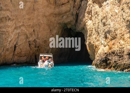Zakynthos, Griechenland, 28. Juli 2023. Boot mit Touristen, die in die blauen Höhlen auf der Insel Zakynthos fahren. Stockfoto