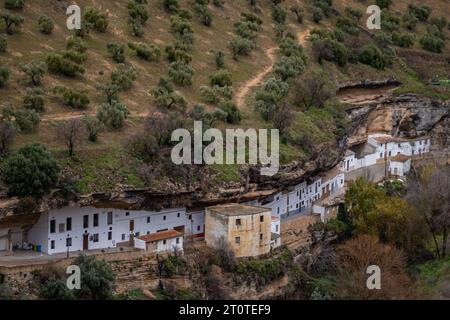 Setenil de las Bodegas, weißes Dorf mit Häusern, die in einen Felsberg gebaut wurden, Andalusien, Spanien Stockfoto