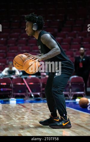 Vancouver, Kanada. Oktober 2023. Vancouver, British Columbia, Kanada, 8. Oktober 2023: Davion Mitchell (15 Sacramento Kings) wärmt sich vor dem Vorsaisonspiel der National Basketball Association zwischen Toronto Raptors und Sacramento Kings in der Rogers Arena in Vancouver, British Columbia, Kanada (NUR REDAKTIONELLE VERWENDUNG) auf. (Amy Elle/SPP) Credit: SPP Sport Press Photo. /Alamy Live News Stockfoto